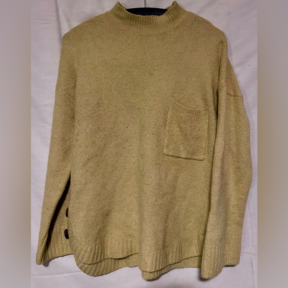 Women’s size small new in sweater with pockets